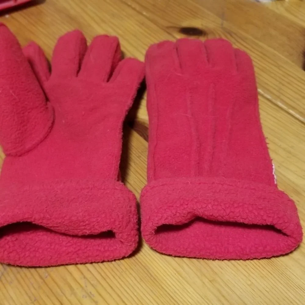 Warm red gloves